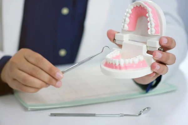 Odontoiatra Che Esamina Paziente Cure Mediche Presso Studio Dentistico — Foto Stock