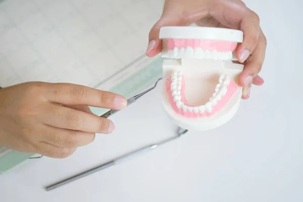 Odontoiatra Che Esamina Paziente Cure Mediche Presso Studio Dentistico — Foto Stock