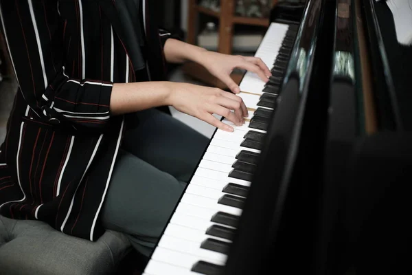 Belle Asiatique Fille Apprendre Jouer Piano — Photo