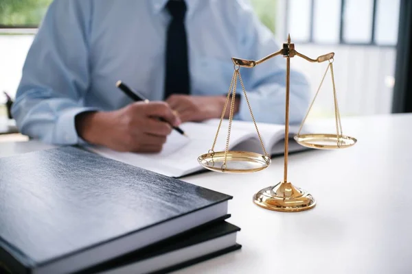 Hukuk danışmanı müvekkiline tokmak ve hukuk hukuku ile imzalanmış bir sözleşme sunar. Adalet ve avukat kavramı