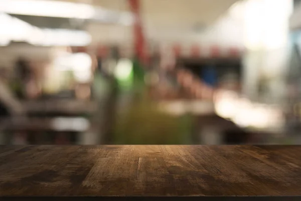 Tomma Mörka Träbord Framför Abstrakt Suddig Bakgrund Café Och Kafé — Stockfoto