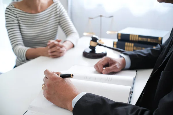 Der Rechtsberater Legt Dem Mandanten Einen Unterschriebenen Vertrag Mit Hammer — Stockfoto