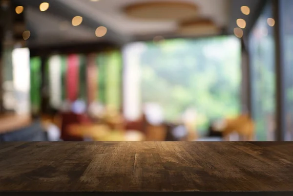 커피숍의 추상적으로 흐릿하게 펼쳐진 어두운 탁자가 있습니다 제품의 디스플레이에 Montage — 스톡 사진