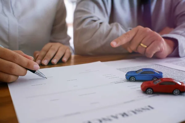 Biznes Podpisuje Umowę Agentem Concept Dla Konsultanta Koncepcji Ubezpieczenia Samochodu — Zdjęcie stockowe
