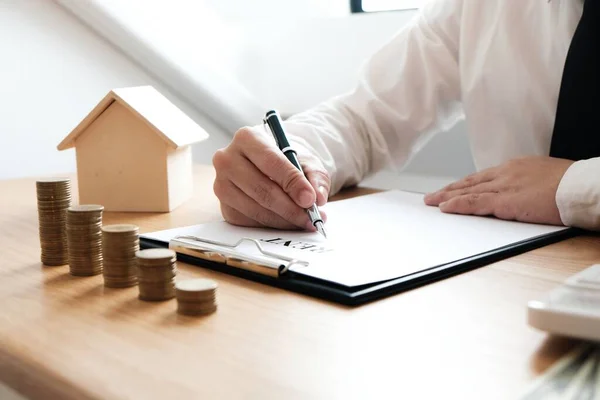 Geschäftsleute Schließen Vertrag Mit Immobilienmakler Konzept Für Berater Und Wohngebäudeversicherung — Stockfoto