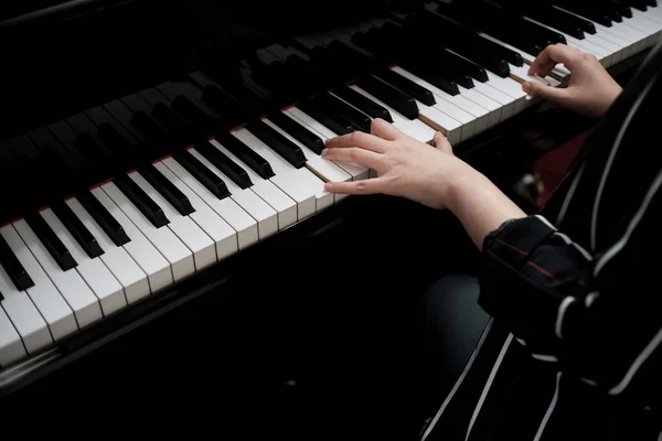 Beautiful Asian Girl Learn Play Piano — Stock Photo, Image