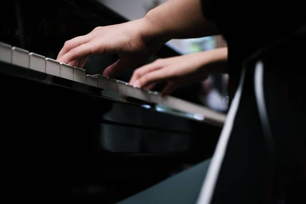Güzel Asyalı Kız Piyano Çalmayı Öğreniyor — Stok fotoğraf