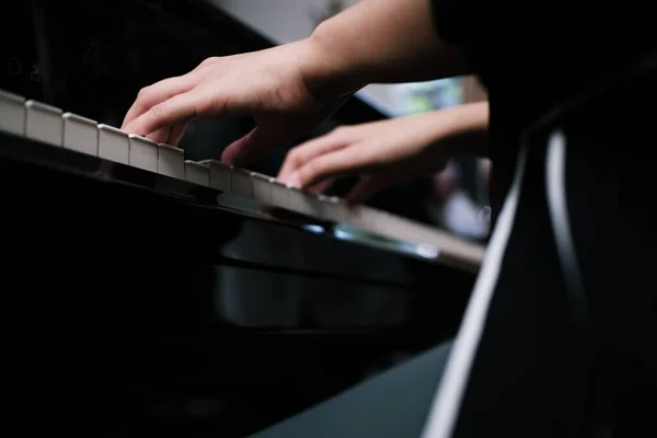 Belle Asiatique Fille Apprendre Jouer Piano — Photo