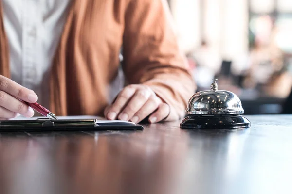 Kobieta Gość Recepcji Hotelu Check — Zdjęcie stockowe