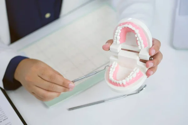 歯科診療所で歯医者の診察を受ける歯科医 — ストック写真