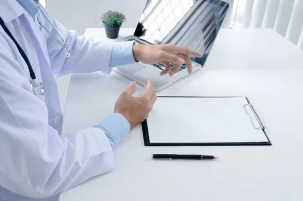 Médico Profesional Uniforme Blanco Bata Entrevista Consultoría Paciente — Foto de Stock