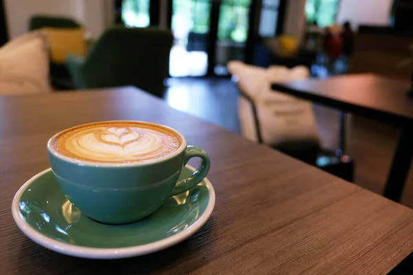 Kopp Varm Latte Konst Kaffe Träbord — Stockfoto