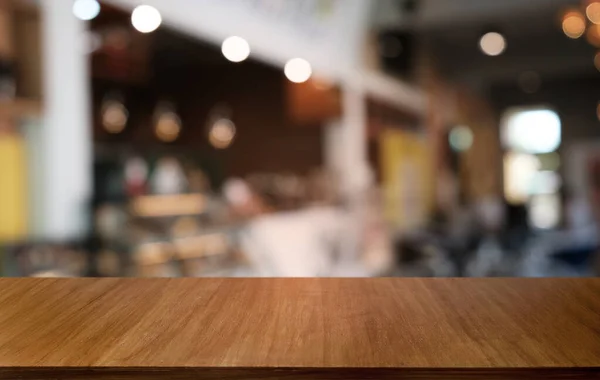Restoranın Soyut Bulanık Arka Planının Önündeki Boş Siyah Ahşap Masa — Stok fotoğraf