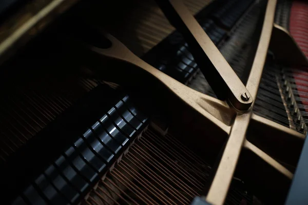 Dik Piyano Tellerinin Kısımları Pimlerin Üzerinde Bir Akort Anahtarı — Stok fotoğraf