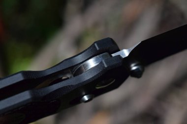 Katlanan bıçağın orta kısmı eksen kilidi ve basamaklı damızlık. 