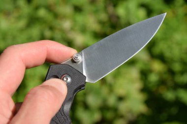 Katlanan bıçağın orta kısmı eksen kilidi ve basamaklı damızlık. 