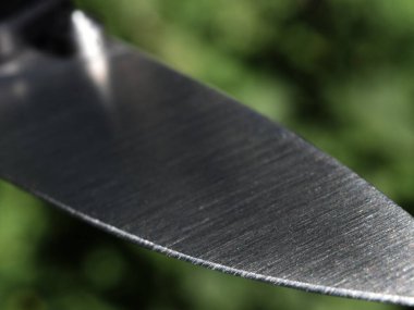 Taşlanmış içeceklerle dolu katlanmış bıçağın bıçağı.