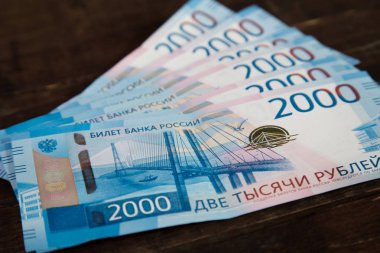 ahşap arka plan üzerinde 2000 ruble Rus banknotlar 