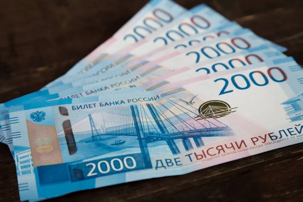 ahşap arka plan üzerinde 2000 ruble Rus banknotlar 