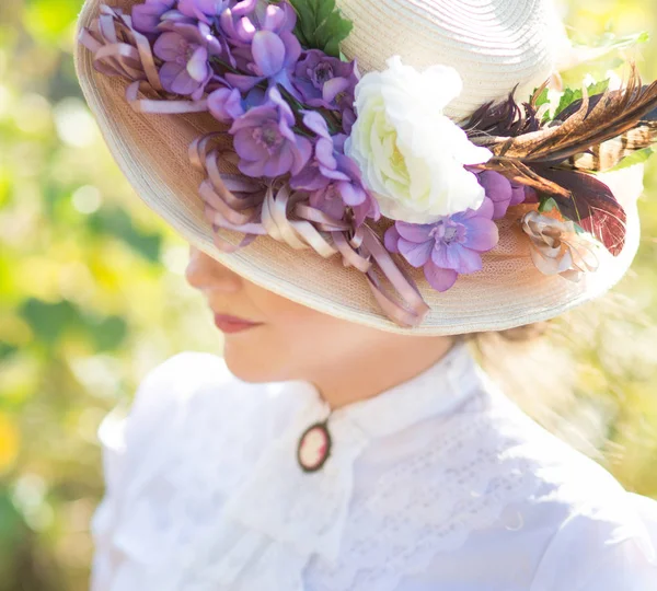 Красивая Дама Шляпе Цветами Историческом Платье Улыбается — стоковое фото