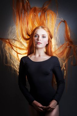 uzun saç garip saçlı ve mavi gözlü kızıl saçlı kız