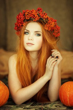 uzun saç ve mavi gözlü Rowan bir çelenk başında Kızıl saçlı kız