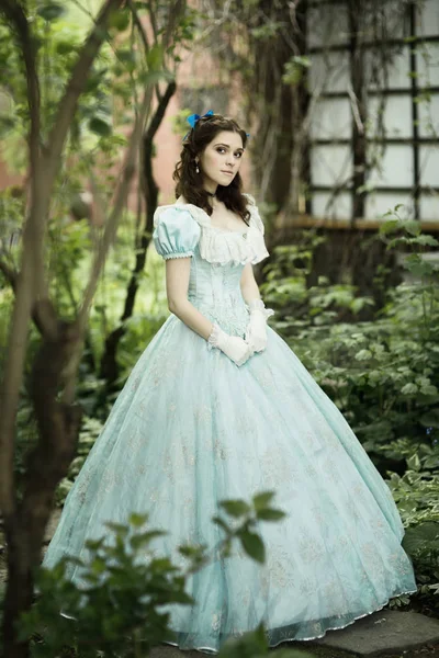 Menina Bonita Vestido Histórico Luvas Perto Casa — Fotografia de Stock