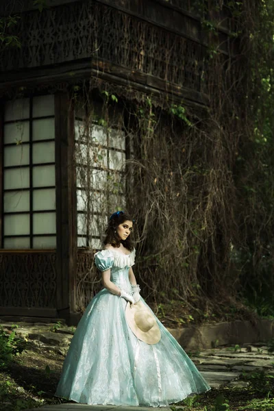 Mooi Meisje Historische Kleding Handschoenen Met Een Hoed Haar Handen — Stockfoto