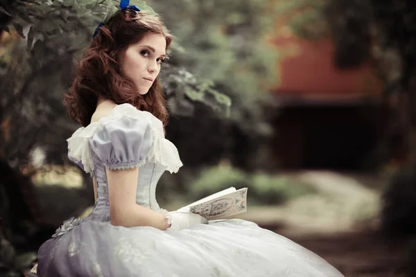 Menina Bonita Vestido Histórico Luvas Com Livro Suas Mãos Sentado — Fotografia de Stock