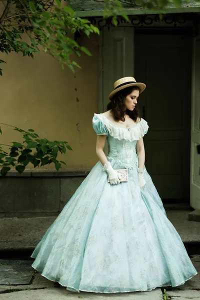 Hermosa Chica Vestido Histórico Guantes Con Libro Sus Manos Parque —  Fotos de Stock