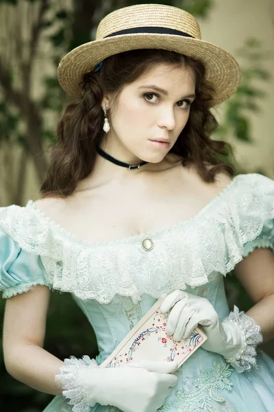 Hermosa Chica Sombrero Vestido Histórico Guantes Aire Libre Con Libro —  Fotos de Stock