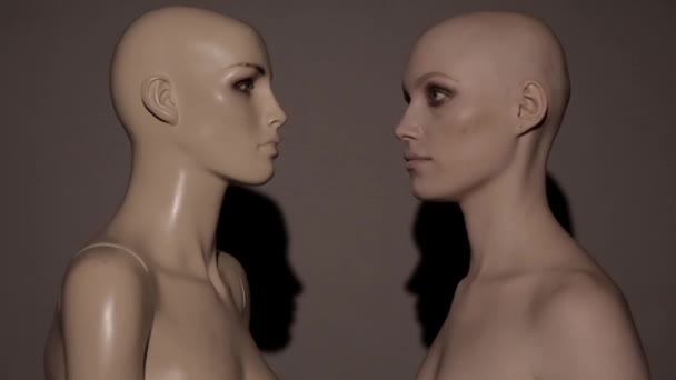 Mannequin Même Fille Regardent Sur Fond Simple Fille Riant Concept — Video