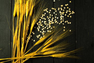 dikey kompozisyon... Hamur yıldızları ve buğday kulaklarıyla... arka planda kara tahtalar, arka plan...