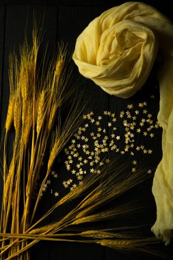 dikey bileşim sarı eşarp, pasta yıldızları ve buğday kulaklarıyla kara tahta, arkaplan
