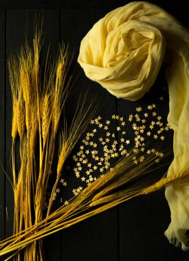 dikey bileşim sarı eşarp, pasta yıldızları ve buğday kulaklarıyla kara tahta, arkaplan