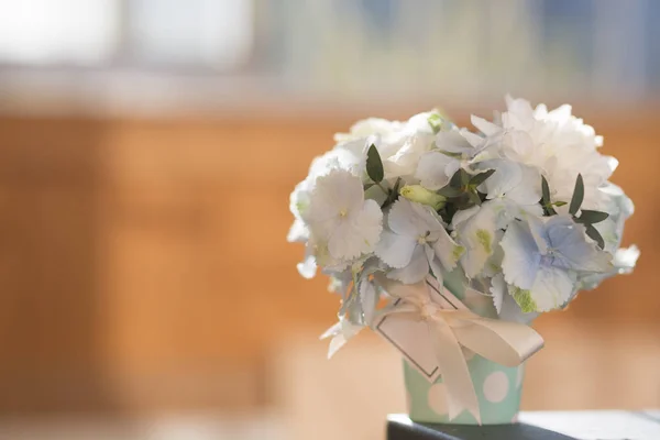 Flores Diferentes Uma Caixa Mesa Perto Janela Composição Redonda Belo — Fotografia de Stock