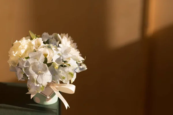 Flores Diferentes Uma Caixa Mesa Perto Janela Composição Redonda Belo — Fotografia de Stock