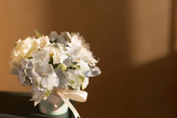 Différentes Fleurs Dans Une Boîte Sur Table Près Fenêtre Composition — Photo