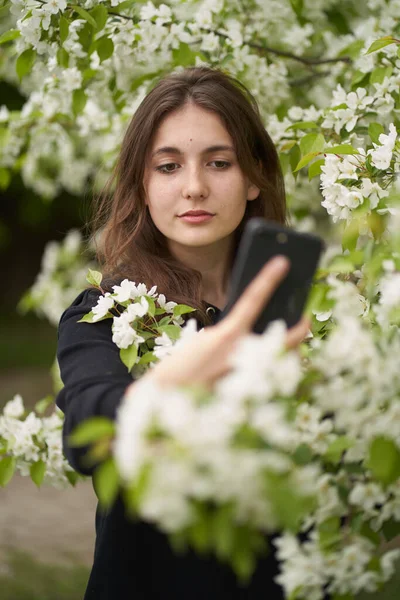 Una Joven Morena Parada Follaje Los Manzanos Toma Una Selfie —  Fotos de Stock