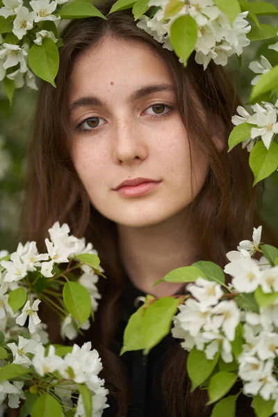 Large Portrait Brunette Girl Standing Next Tree White Apple Blossoms — Zdjęcie stockowe