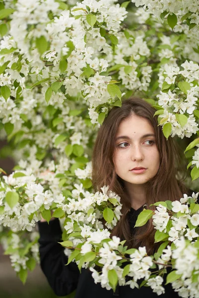 Portrait Young Brunette Woman Who Stands Tree Full White Flowers — Stock fotografie