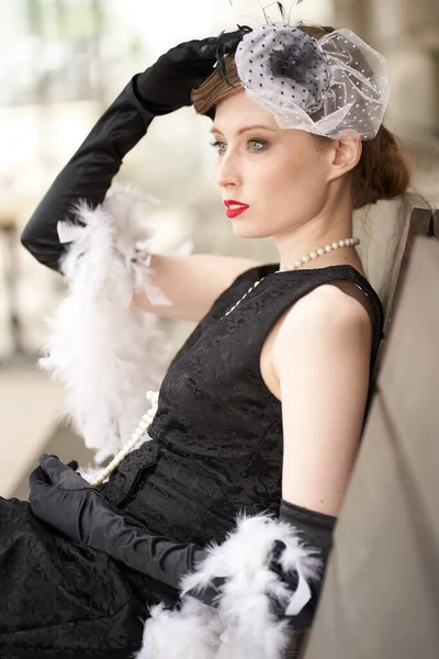 Kırmızı Dudaklı Siyah Retro Elbiseli Şapkalı Güzel Esmer Kadın Oturup — Stok fotoğraf