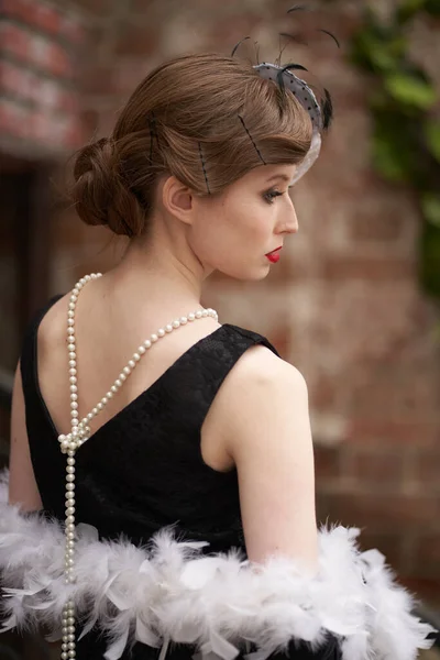 Beautiful Brunette Black Retro Hat Stands Her Back Camera Looks — Stock Photo, Image