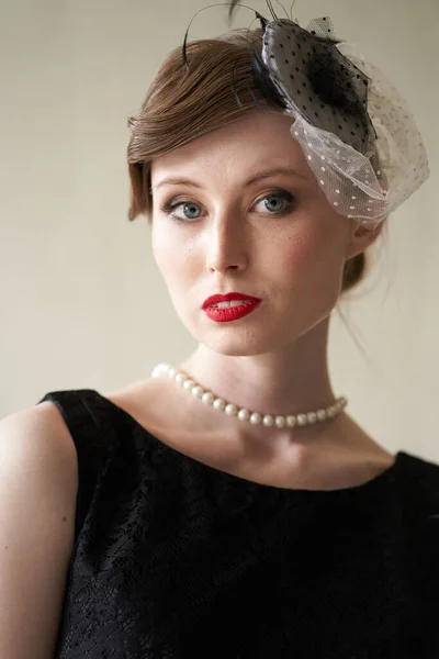 Portrait Beautiful Brunette Black Retro Hat Red Lips Looking Directly — Stock Photo, Image