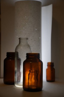 Beyaz arkaplanda beş teneke kutu kompozisyonu