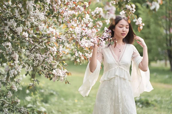 Beautiful Asian Woman White Dress Standing Tree White Flowers Holding — Stock Photo, Image