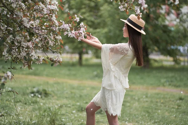 Krásná Asijská Žena Bílých Šatech Stojí Blízkosti Stromu Bílými Květy — Stock fotografie