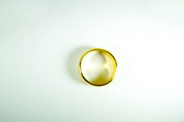 Beyaz bir arka plan üzerinde düğün için altın yüzük     