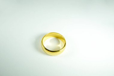 Beyaz bir arka plan üzerinde düğün için altın yüzük         