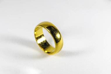 Beyaz bir arka plan üzerinde düğün için altın yüzük